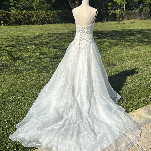 Strapless white wedding dress with a sweetheart neckline. Size small - Picture 5 of 6